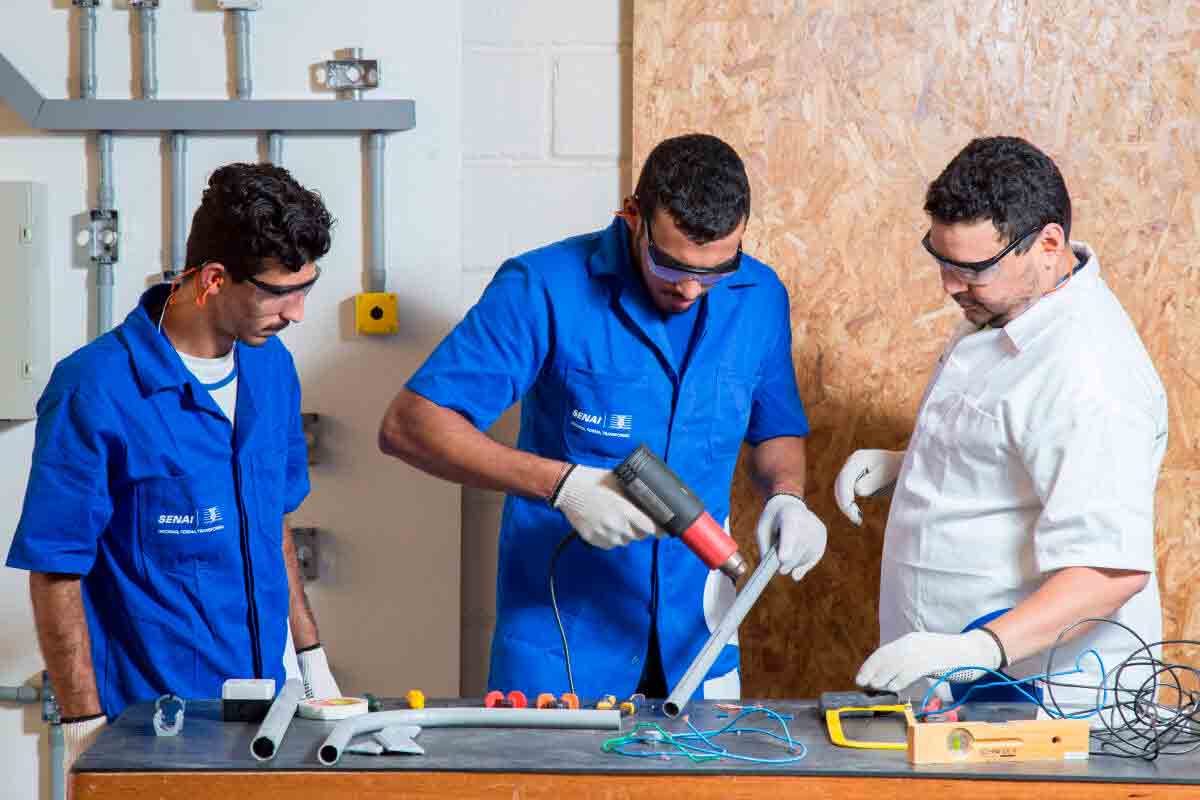 Auxiliar de Encanador Industrial