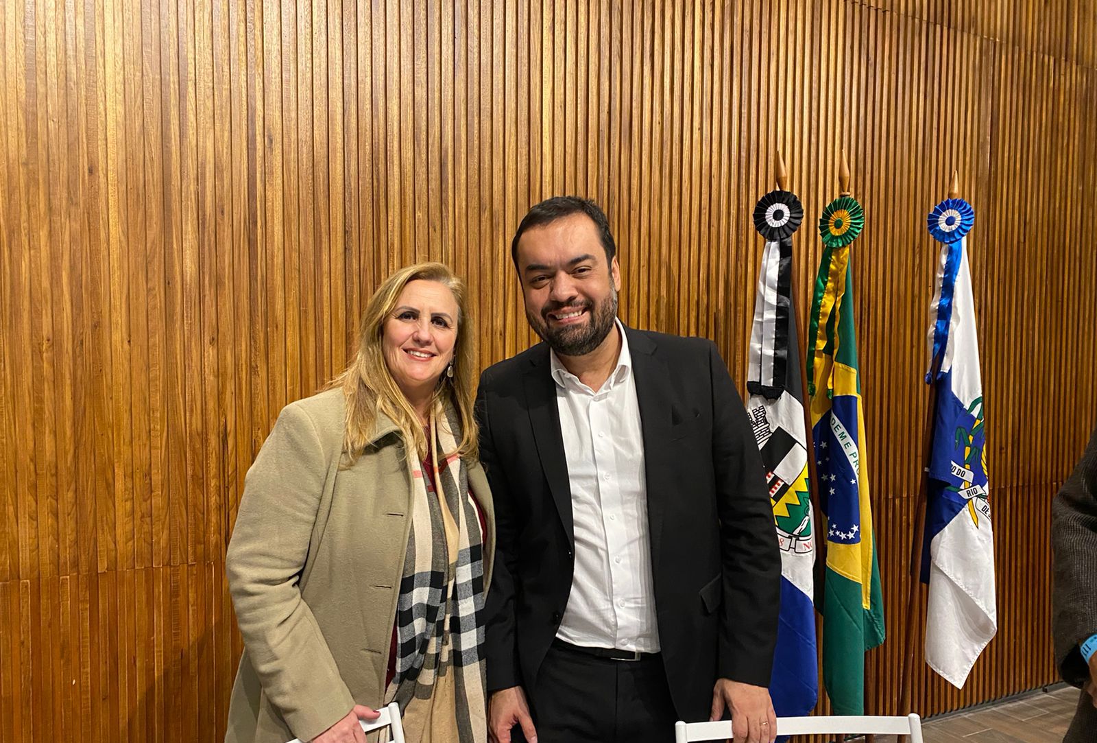 Márcia Carestiato Sancho, presidente da Firjan Centro-Norte Fluminense, com o governador Cláudio Castro