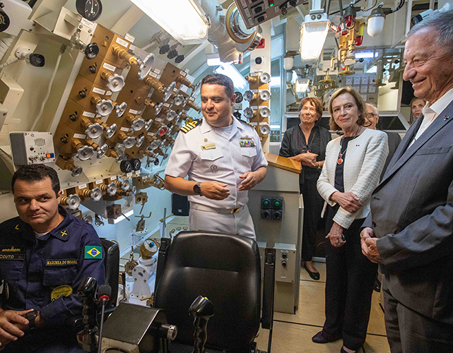 Alain Coldefy visitou o equipamento desenvolvido para submarinos da classe ‘Tupi’ da Marinha do Brasil