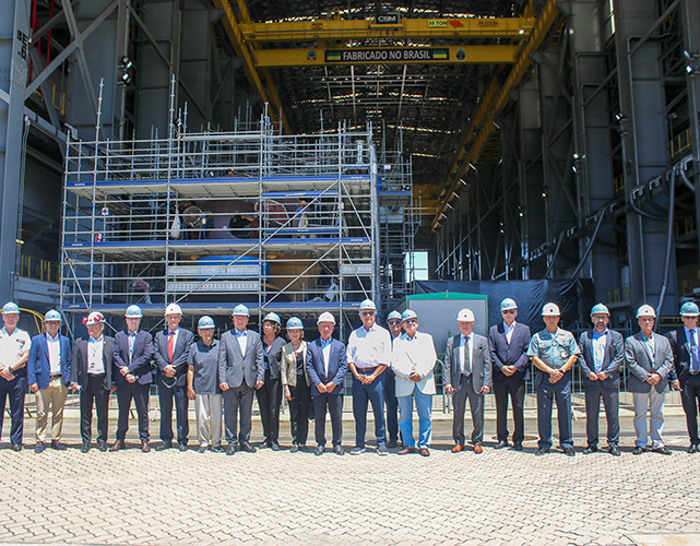 O grupo visitou as instalações onde são fabricados os submarinos