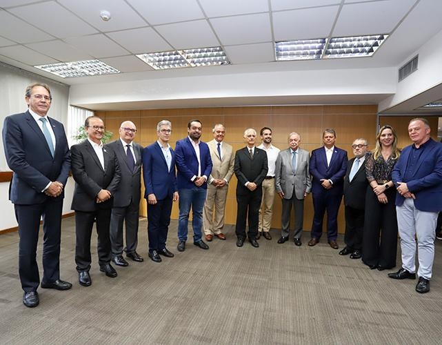 Representantes das indústrias do Sul e Sudeste com governadores dos estados dessas regiões