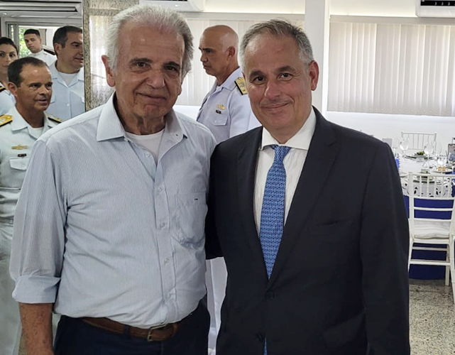 O ministro da Defesa, José Múcio, com Carlos Frederico de Aguiar