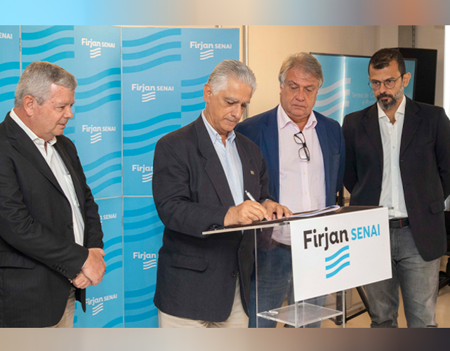 Axel Grael, Luiz Césio Caetano, Alexandre dos Reis e Leonardo Edde durante a assinatura do acordo, em Laranjeiras