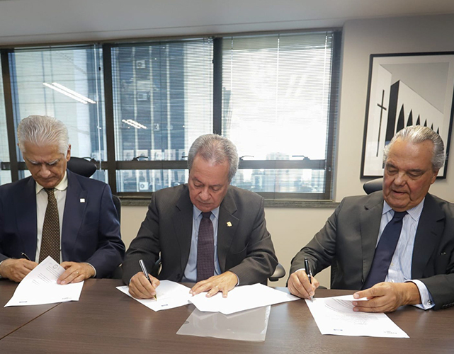 Luiz Césio Caetano, Antônio Ricardo Alban (Fieb) e Eduardo Eugenio na assinatura da parceria, em Brasília