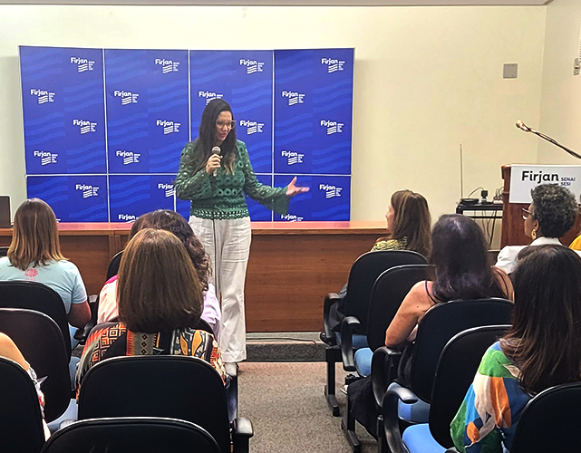 Idealizadora do grupo, Monalisa Crespo apresenta a pauta da reunião