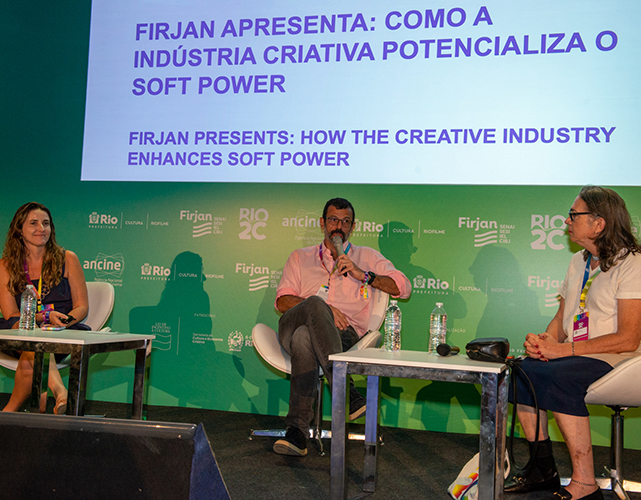 No palco Screening Room, Julia Zardo (Firjan), Leonardo Edde (Sicav) e Nina Pedrosa (SIMME)