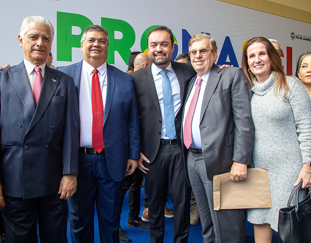 Representantes da federação com o governador Cláudio Castro e o ministro Flávio Dino, que anunciou início de operação da PRF para o combate ao roubo de cargas, entre ouras medidas