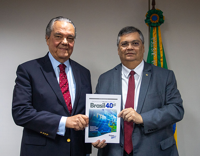 O ministro Flávio Dino (à dir.) recebe as propostas da Firjan das mãos do presidente Eduardo Eugenio