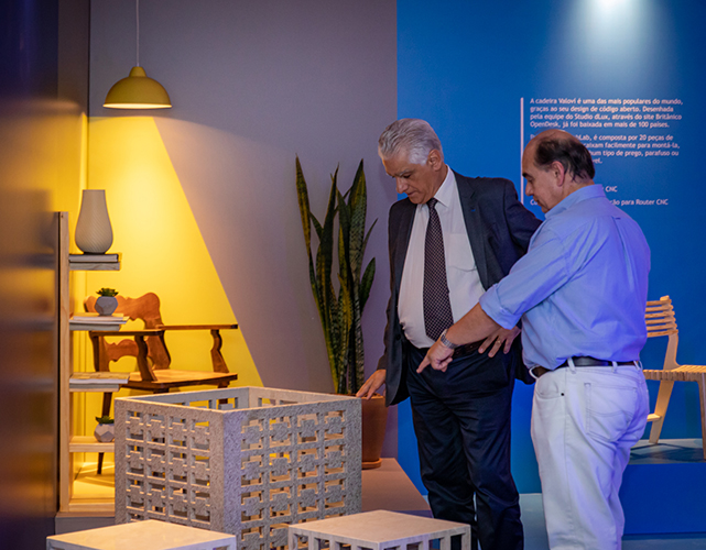 Luiz Césio Caetano, 1º vice-presidente da Firjan, visita o estande da Firjan SENAI acompanhado de Mauro Varejão, diretor da federação e presidente do Simagran Rio