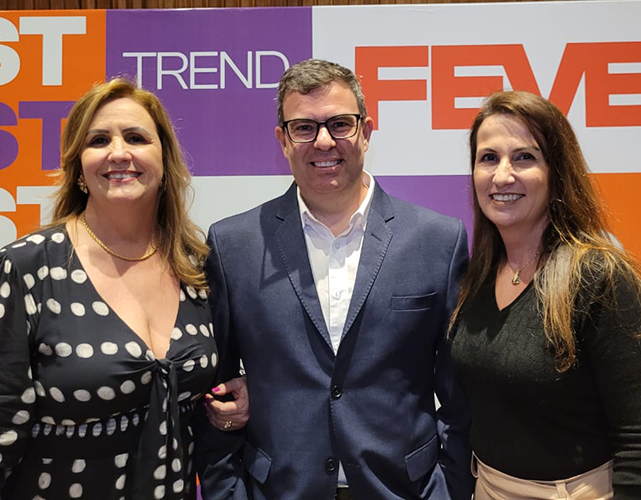 Márcia Carestiato Sancho, presidente da Firjan Centro-Norte, Gustavo Moraes, presidente do Sindvest Nova Friburgo e Carla Pinheiro, presidente do Conselho Empresarial Firjan de Mulheres no lançamento da Fevest Trend 2024