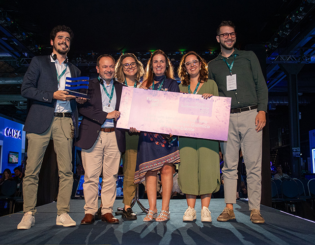 Carla Pinheiro, presidente do Conselho de Mulheres da Firjan (a quarta, da esq. para dir.), entrega premiação para L'Oreal durante o Rio Construção Summit