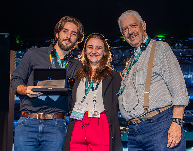 Isaac Plachta, presidente do Conselho Empresarial de Meio Ambiente da Firjan (à dir.), entrega premiação para OceanPact durante o Rio Construção Summit