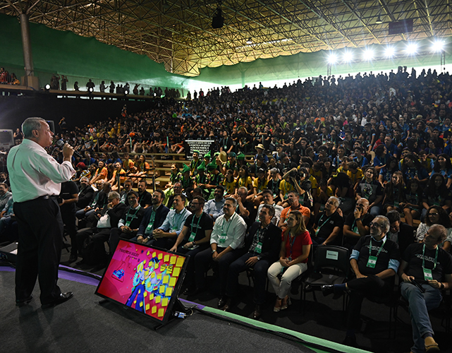 Presidente da CNI, Ricardo Alban, discursa para mais de dois mil jovens presentes na abertura do Festival SESI de Educação.