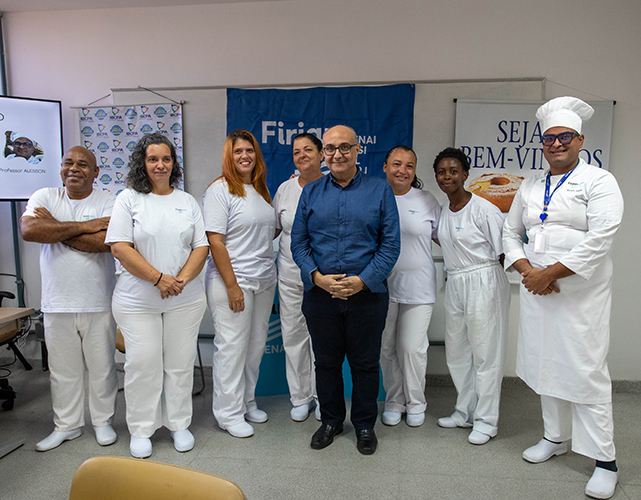 Henrique Seita, presidente do Simapan, posa com os formandos da primeira turma do ano do curso de Panificação e Confeitaria da Firjan SENAI Caxias