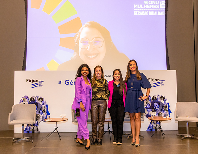 Da esq. p/ dir.: Joyce Trindade (Pref. Rio), Carla Pinheiro (Firjan), Janaína Gama (W20 Brasil), Ana Isabel dos Santos (Bayer) e Daniele Godoy (ONU Mulheres), no telão.
