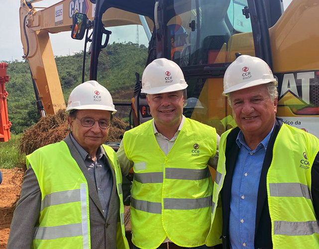 Ministro Renan Filho entre Márcio Fortes, diretor da Firjan, e Marcelo Kaiuca, vice-presidente da federação