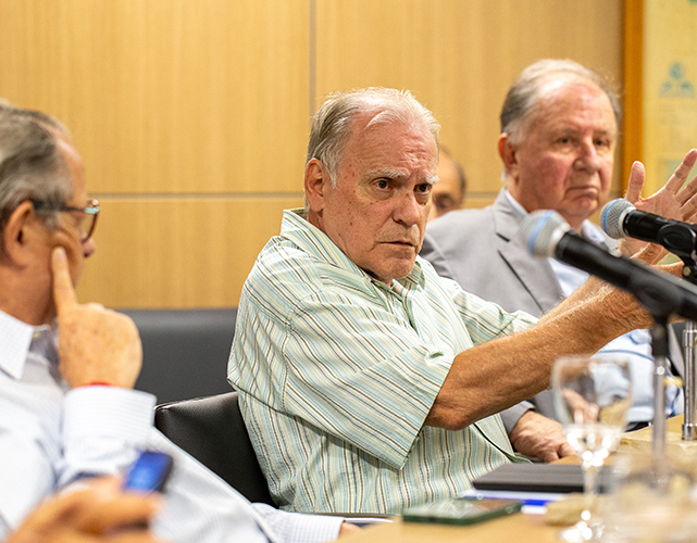 Paulo Canedo de Magalhães (ao centro), professor da COPPE/UFRJ, em reunião do Conselho de Infraestrutura da Firjan