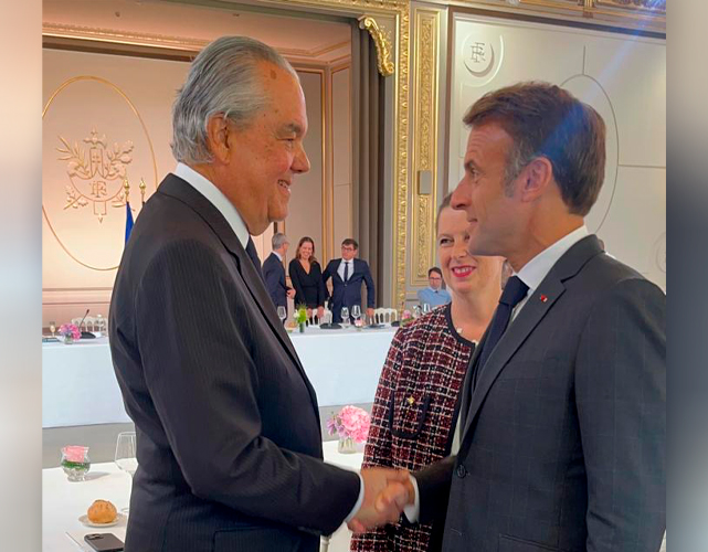 Eduardo Eugenio Gouvêa Vieira com Emmanuel Macron em evento em Paris