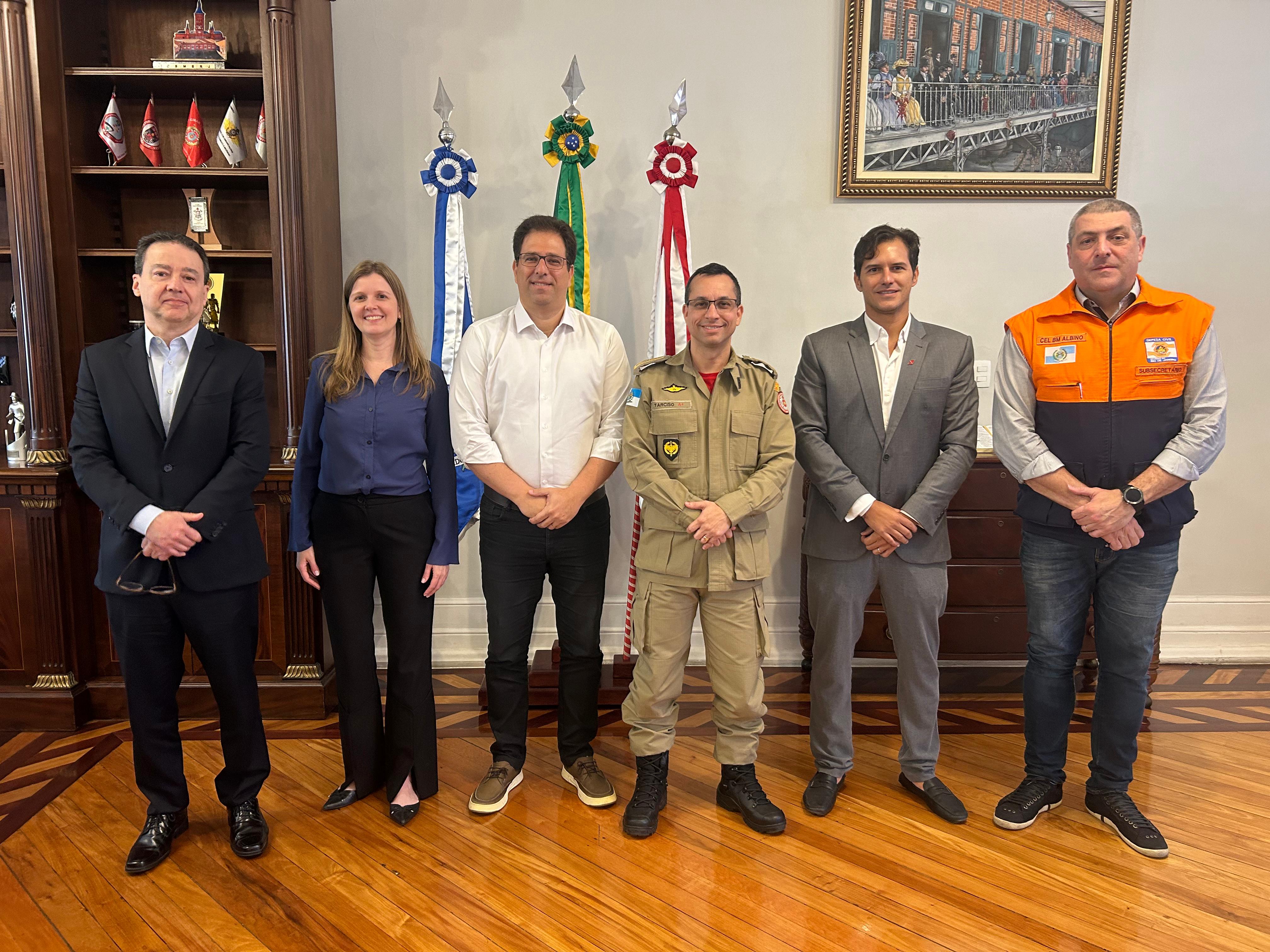 Augusto Franco Alencar, ass. diretoria Firjan; Adriana Santos, Tenda; Marcos Saceanu, Piimo; Cel. Tarciso Salles., secr. de Estado de Defesa Civil e Comte. CBMERJ; Vinicius Benevides, Dimensional; Cel BM Marco Albino, subsecr. de Defesa Civil.