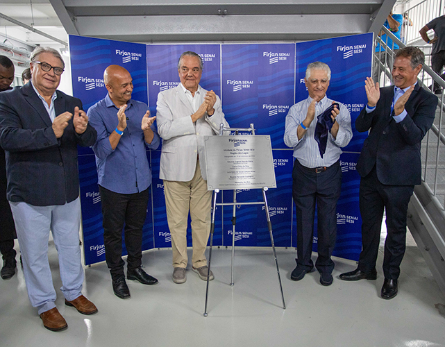 Alexandre dos Reis, o prefeito Carlos Fábio da Silva, Eduardo Eugenio, Luiz Césio Caetano e Ricardo Guadagnin em cerimônia de inauguração da Firjan SENAI SESI Região dos Lagos