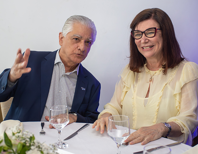 Luiz Césio Caetano e Magda Chambriard em evento da Firjan CIRJ