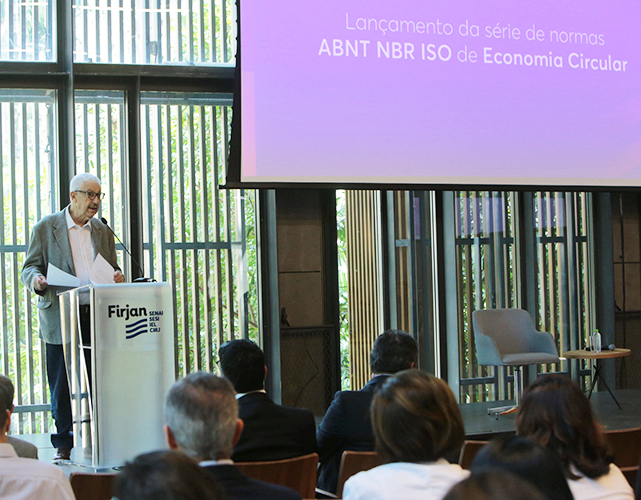 Isaac Plactha, vice-presidente da Firjan CIRJ e presidente do Conselho de Meio Ambiente da Firjan, na abertura do evento