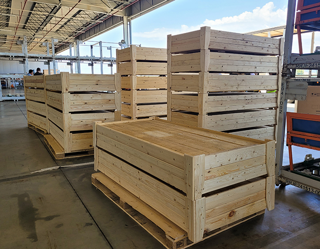 As camas são produzidas a partir da reutilização de pallets de madeira