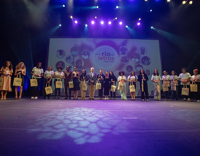 O presidente da Firjan, Luiz Césio Caetano, (ao centro) com os autores premiados no palco do Teatro Riachuelo