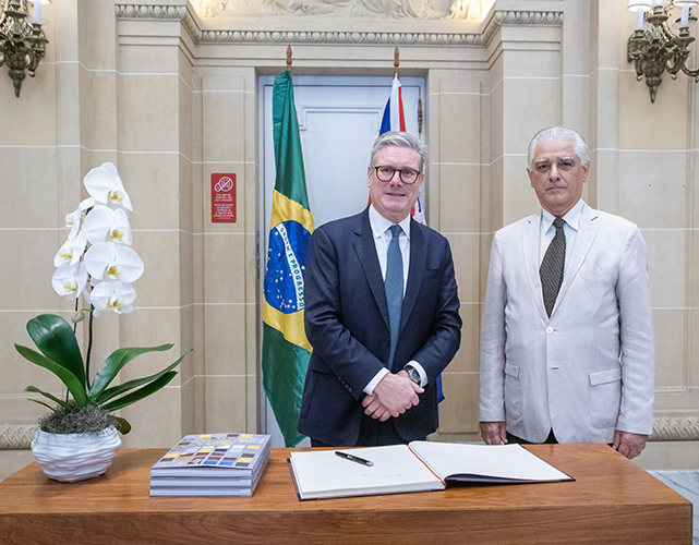 Primeiro-ministro Keir Starmer com o presidente da Firjan