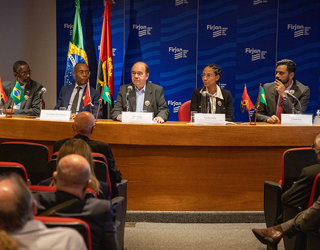 Da esq. para dir.: Nayt Júnior (CCAB), Mateus de Sá Miranda (Consulado de Angola), Mauro Varejão (Firjan CIRJ), Priscilla Cadette (Conselho Pan-Africano no Brasil) e Leonardo Salles (Sindratar)