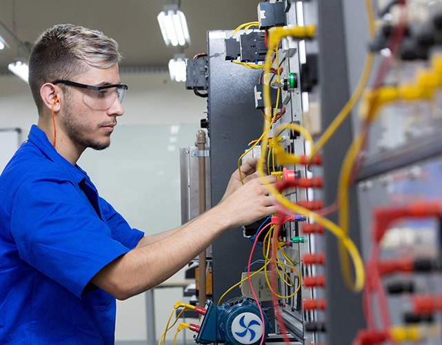 Curso técnico na área de Elétrica está entre os oferecidos pelo Programa.