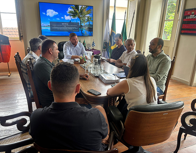 Vice-presidente da Firjan Centro-Sul, Waldir dos Santos Júnior, e o prefeito de Paraíba do Sul, Júlio Canelinha, participaram da reunião que oficializou a adesão do munícipio ao Programa Calçada Acessível