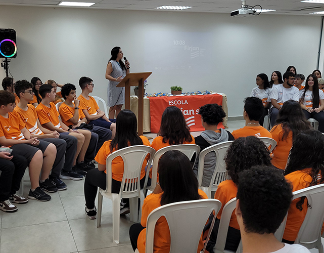 Alunos receberam as medalhas como reconhecimento pelos resultados alcançados na competição