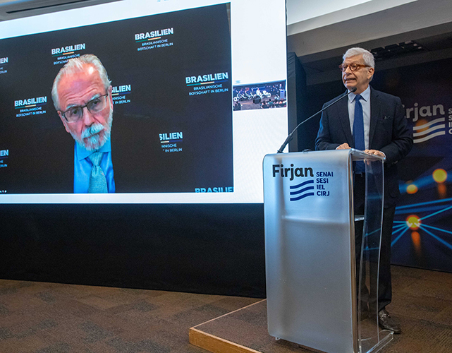 Roberto Jaguaribe (no telão) e Marcos Caramuru (ao microfone) durante o painel sobre a nova geopolítica mundial