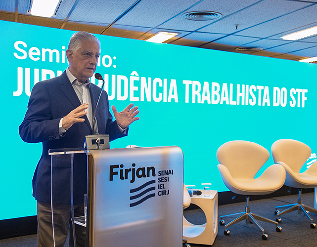 Luis Césio Caetano durante abertura do Seminário na Firjan
