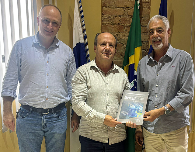 O empresário Regis Pouchucq Jr., o prefeito Zé Carlos do Mariano e Gilson dos Santos Jr., presidente do Sindal