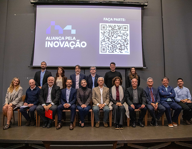 Representantes das instituições parcerias da Aliança pela Inovação durante cerimônia na Casa Firjan