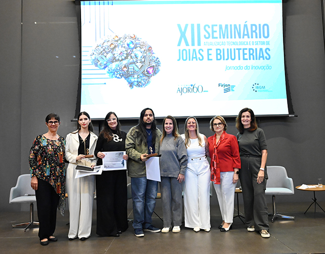 Carla Pinheiro, presidente do Sindijoias, entre as vencedoras e um vencedor do concurso “Jo.IA.s do Futuro"