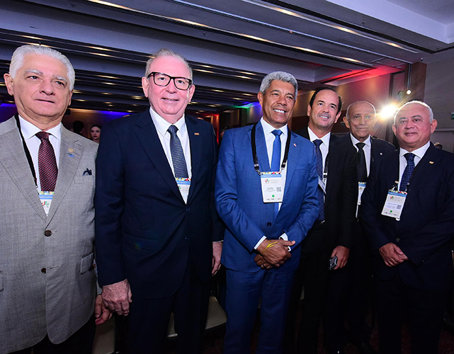 Luiz Césio Caetano acompanha a programação do evento, que reúne empresários e representantes do poder público em busca por negócios e acordos bilaterais