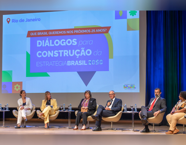 Julio Talon, presidente do Conselho de Economia da Firjan (ao microfone), ao lado de Leonardo Edde, da RioFilme
