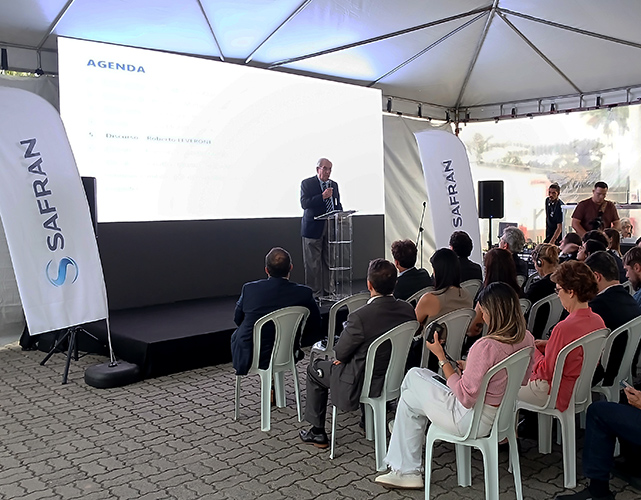 Roberto Leverone (de pé) destacou a relevância da empresa para o desenvolvimento socioeconômico