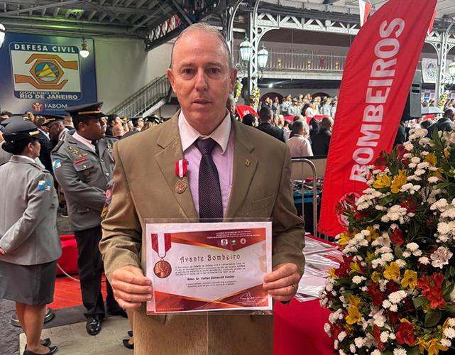 Valter Zanacoli, presidente do Sindicato das Indústrias Gráficas de Petrópolis (Sigrap), recebeu a Medalha Mérito Avante Bombeiro