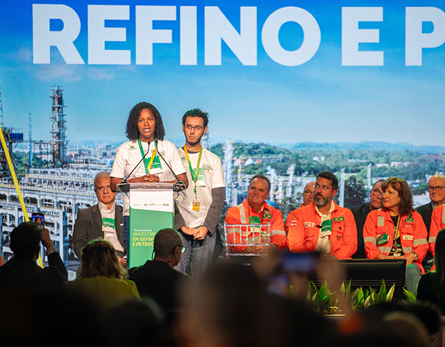 Alunos da Firjan SENAI Caxias dividiram o palco com presidentes da República e da Petrobras.