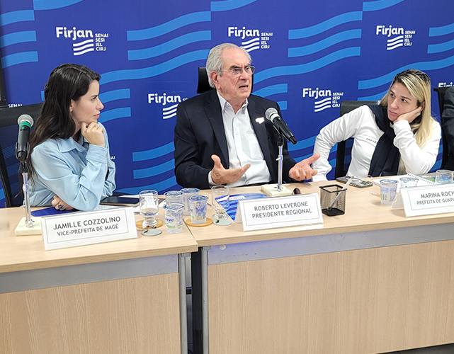 Roberto Leverone entre a vice-prefeita de Magé, Jamille Cozzolino, e a prefeita de Guapimirim, Marina Rocha