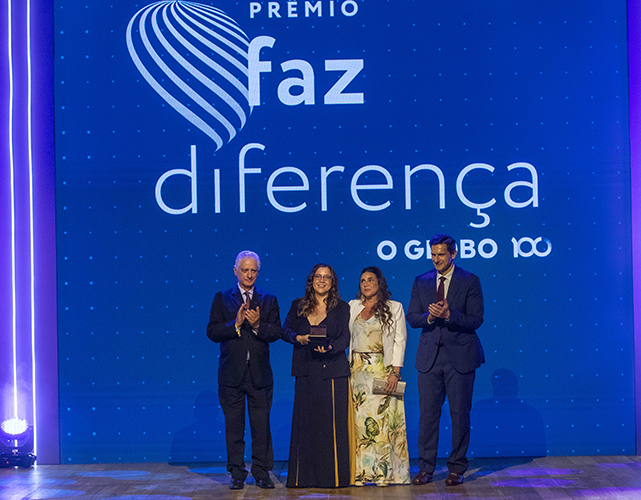 Presidente da Firjan Luiz Césio Caetano entregou o troféu à sócia-diretora da agroindústria, Nara Victor