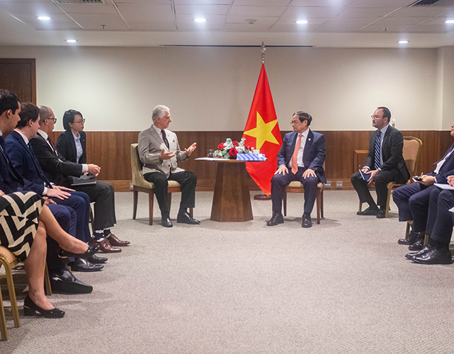 Encontro entre presidente da Firjan, Luiz Césio Caetano, e o primeiro-ministro vietnamita, Pham Minh Chinh, ocorreu em evento paralelo à Cúpula do BRICS