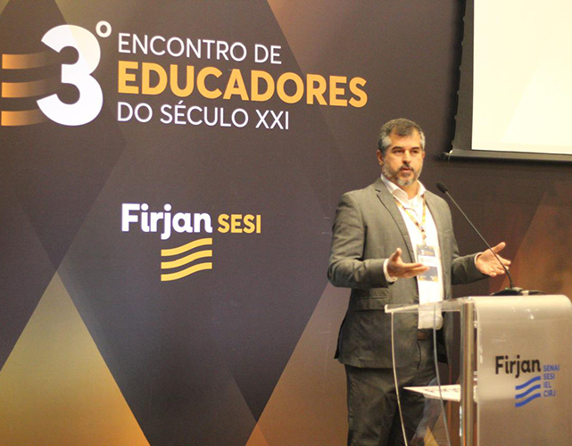 Vinicius Cardoso, diretor de Educação e Cultura da Firjan SENAI SESI, falou para um público de cerca de 400 pessoas.