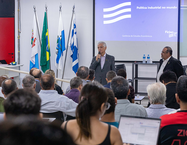Ao microfone, o presidente da Firjan, Luiz Césio Caetano