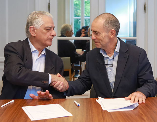 Luiz Césio Caetano e Paolo Caputo assinam acordo entre Firjan e OIM.