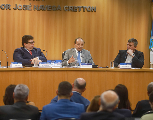 Da esq. para dir.: Flávio Marcelo Fernandes (CEDES), Marcio Fortes (Firjan) e Carlo Rodrigo Faccio (ICL)